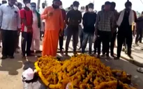 Hàng trăm người Ấn Độ dự đám tang ngựa giữa lúc phong tỏa