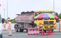 Cảnh sát giao thông đồng hành chống dịch