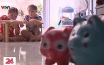 Hai em nhỏ đập heo đất ũng hộ Quỹ vaccine phòng COVID-19