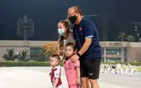 Thầy Park thân thiện với CĐV Việt Nam ở UAE