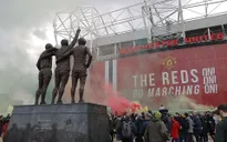 Manchester United có thể bị phạt nặng do để fan làm hoãn trận đấu với Liverpool