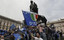 CĐV Inter đổ ra đường ăn mừng chức vô địch sau 11 năm