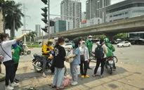 Người dân "rục rịch" trở về Hà Nội sau kì nghỉ lễ, nghiêm túc đeo khẩu trang