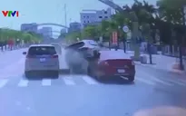 Lao nhanh từ đường nhánh ra đường chính, ô tô gây tai nạn liên hoàn