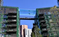 Độc đáo, “hồ bơi giữa trời” vắt ngang 2 tòa nhà ở London (Anh)