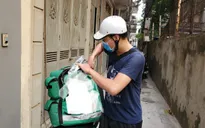 Nghề shipper bận rộn vì đơn hàng online tăng vọt trong mùa dịch COVID-19