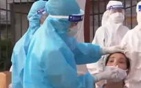 Các y, bác sỹ vượt nắng nóng hoàn thành lấy mẫu xét nghiệm