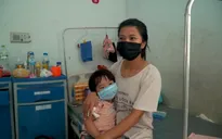 Cảm động: Mẹ F1 chăm con F0 trong khu cách ly