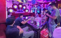 Bất chấp lệnh cấm, quán karaoke tiếp khách Trung Quốc vừa cách ly xong