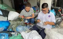 Diễn viên Thúy Diễm thử nhặt rác, xúc động trước hoàn cảnh 3 mẹ con sống bằng nghề thu mua phế liệu tại Tiền Giang