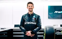 Romain Grosjean nhận món quà từ Mercedes
