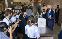 Tổng thống Mỹ Biden bất ngờ thăm nhà hàng ở Washington