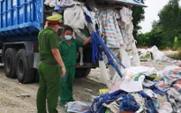 Bắt quả tang xe tải đổ trộm chất thải