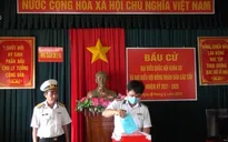 Mang thùng phiếu ra các Nhà giàn để cán bộ, chiến sĩ ngoài khơi bỏ phiếu sớm