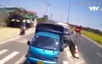 Quay đầu, xe khách gây tai nạn liên hoàn
