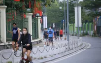 Hà Nội đóng cửa công viên phòng dịch COVID-19, người dân lại tràn ra vỉa hè… tập thể dục
