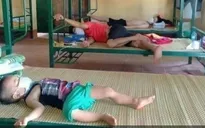 Nhói lòng hình ảnh bé 3 tuổi nằm cách ly một mình vì cả nhà là F0
