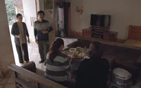 Mùa hoa tìm lại - Tập 4: Chỉ mỗi việc lấy nước cho bà nội Lệ, ông Vui - bà Vải cũng đùn đẩy nhau vì bận... ăn