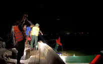 Chìm tàu cá do va chạm với sà lan, một thuyền viên bị thương nặng