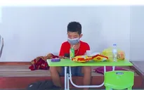 Xa bố mẹ, nhiều em nhỏ phải tập sống tự lập trong khu cách ly
