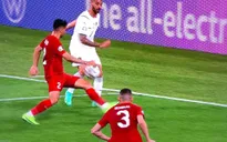 VIDEO: ĐT Italia bị VAR từ chối penalty một cách phũ phàng