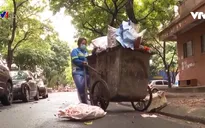 Hàng trăm công nhân vệ sinh môi trường bị nợ lương suốt 1 năm