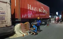Xe container va chạm với xe đạp điện, 2 mẹ con tử vong tại chỗ
