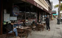 Mỹ: Nhà hàng tại California "hồi sinh" sau COVID-19