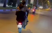 Phạt 2 thanh niên không đội mũ bảo hiểm, bốc đầu xe máy
