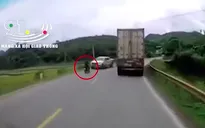 Thanh niên lái xe máy đầu trần vượt ẩu, tông trực diện xe bán tải