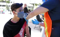Mỹ đã tiêm 300 triệu liều vaccine, nhiều nước dừng tiêm mũi 2 do thiếu nguồn cung