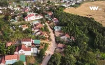 Trưởng thôn vận động người dân hiến đất làm đường