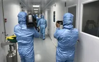 Những hình ảnh ấn tượng từ tâm dịch của các nhà báo, phóng viên
