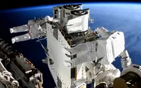 2 phi hành gia đi bộ ngoài không gian suốt 6 tiếng thay pin cho trạm ISS