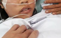 Thay máu cứu bệnh nhi 12 tuổi bị ngộ độc thuốc diệt cỏ