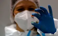 Thế giới cấp phép khẩn cấp cho vaccine COVID-19 như thế nào?