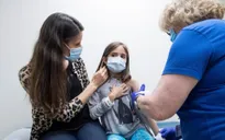 Mỹ hướng tới mục tiêu tiêm vaccine cho người trẻ