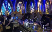 Bất chấp dịch COVID-19, quán karaoke vẫn mở cửa đón khách hát và sử dụng ma túy