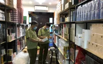 Đột kích tổng kho nước hoa "hàng hiệu" khủng giữa thủ đô