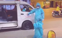 Xúc động hình ảnh bé gái 5 tuổi xa gia đình, lên đường đi điều trị COVID-19