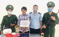 Bắt giữ đối tượng ngụy trang ma túy bằng... lọ măng ớt trên xe khách