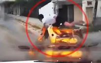 Phóng nhanh, vượt ẩu, nam sinh đâm trực diện xe ô tô, bắn thẳng lên vỉa hè