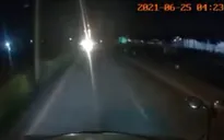 Xe máy đi ngược chiều còn bật đèn pha trong đêm