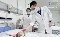 Cứu sống bé trai 23 ngày tuổi người H’Mông bị tắc tá tràng bẩm sinh