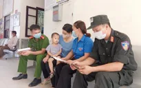 Cảnh sát cơ động hiến máu cứu bé 2 tuổi ngay trong khu phong tỏa ở Bắc Giang