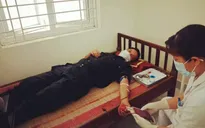 Bộ trưởng Bộ Y tế tặng bằng khen 2 sỹ quan công an hiến máu cứu trẻ vùng dịch