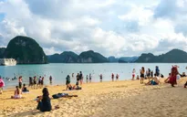 Quảng Ninh mở lại bãi tắm, hoạt động tập trung đông người có kiểm soát