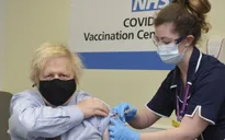 Thủ tướng Anh tiêm mũi 2 vaccine AstraZeneca