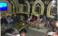 46 nam thanh, nữ tú hát karaoke giữa mùa dịch