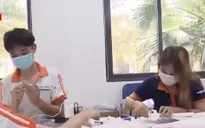 Sinh viên làm tấm chắn giọt bắn tặng tuyến đầu chống dịch